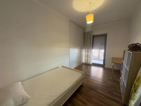 Tirane, jepet me qera apartament 2+1+Ballkon Kati 6, 110 m² 900 € (Rruga e Kavajes)
