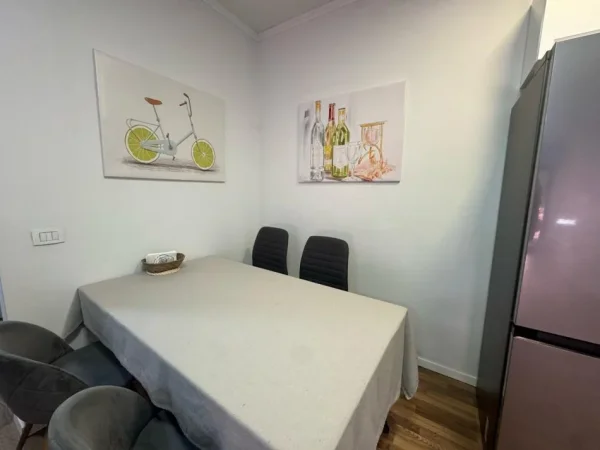 Tirane, jepet me qera apartament 2+1+Ballkon Kati 6, 110 m² 900 € (Rruga e Kavajes)