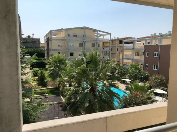 Tirane, jepet me qera apartament 3+1 Kati 3, 170 m² 1.200 € (SAUK)