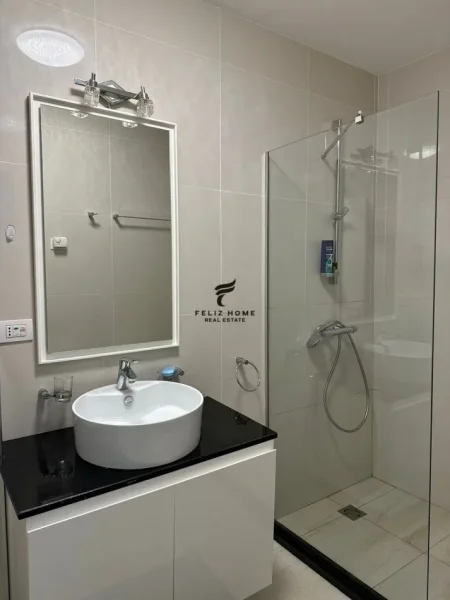 Tirane, jepet me qera apartament 3+1 Kati 3, 170 m² 1.200 € (SAUK)