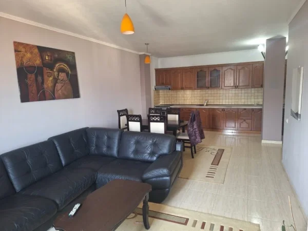 Tirane, jepet me qera apartament 2+1+Ballkon Kati 9, 108 m² 550 € (STACIONI TRENIT)