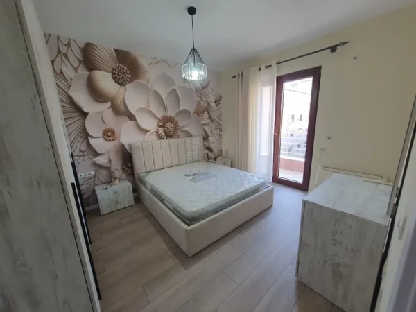 Tirane, jap me qera apartament 2+1+Ballkon Kati 3, 800 m² 850 € (Rruga Myslym Shyr)