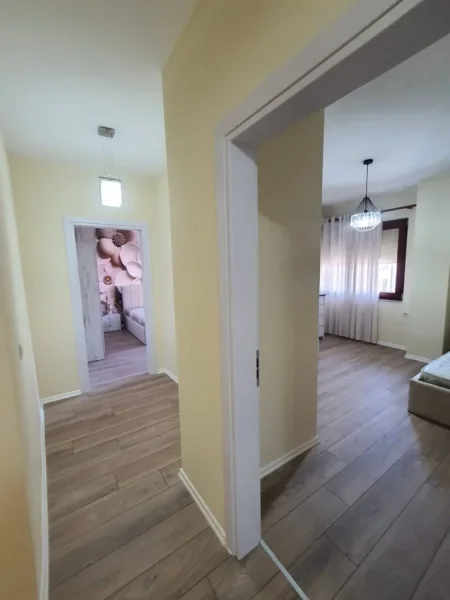 Tirane, jap me qera apartament 2+1+Ballkon Kati 3, 800 m² 850 € (Rruga Myslym Shyr)