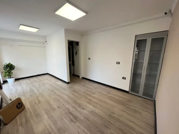 Tirane, jap me qera dyqan Kati 1, 35 m² 500 € (rruga ekavajes)