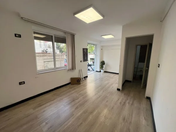 Tirane, jap me qera dyqan Kati 1, 35 m² 500 € (rruga ekavajes)