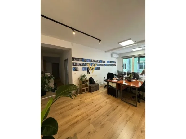 Tirane, jepet me qera zyre Kati 4, 120 m² 1.000 € (ISH BLLOKU)