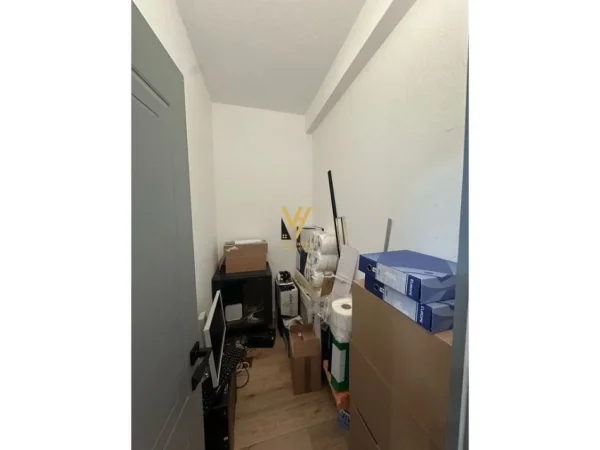 Tirane, jepet me qera zyre Kati 4, 120 m² 1.000 € (ISH BLLOKU)