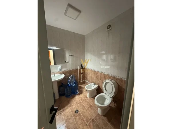 Tirane, jepet me qera zyre Kati 4, 120 m² 1.000 € (ISH BLLOKU)