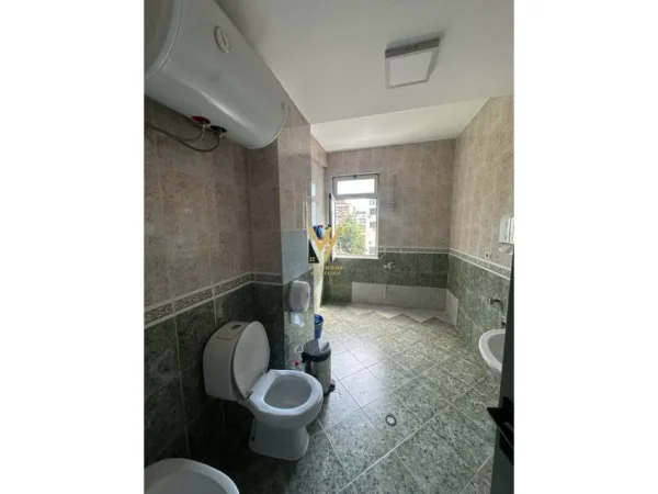 Tirane, jepet me qera zyre Kati 4, 120 m² 1.000 € (ISH BLLOKU)