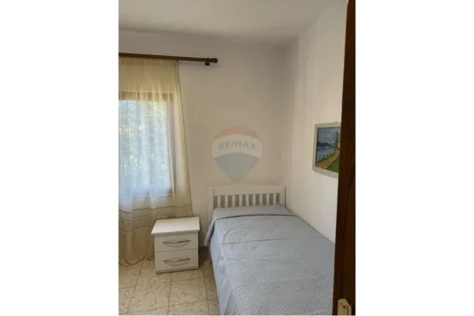 Tirane, jepet me qera apartament 3+1 Kati 4, 80 m² 600 € (Rr. Fortuzi)