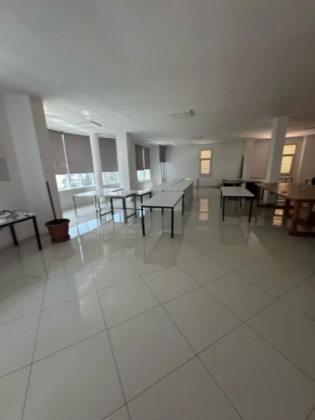 Tirane, jepet me qera zyre Kati 2, 350 m² 2.000 € (LAPRAKE)