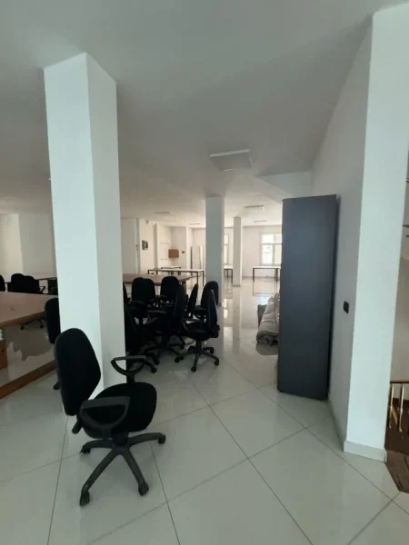 Tirane, jepet me qera zyre Kati 2, 350 m² 2.000 € (LAPRAKE)