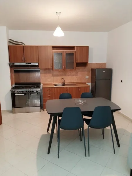 Tirane, jepet me qera apartament 1+1+Ballkon Kati 7, 80 m² 500 € (Rruga e elbasanit)