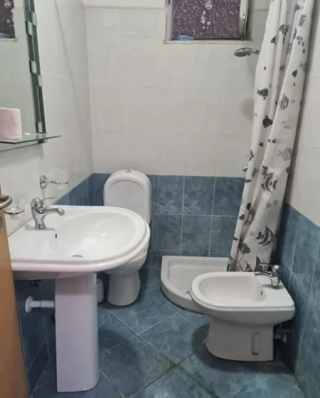 Tirane, jepet me qera apartament 2+1 Kati 2, 90 m² 500 € (500 m larg spitalit te Kafsheve ,Sauk)