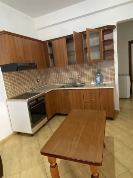 Tirane, jepet me qera shtepi 1+1 Kati 1, 75 m² 300 € (Jordan Misja)