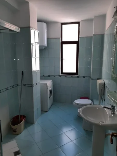 Tirane, jepet me qera apartament 1+1 Kati 7, 70 m² 500 € (rruga e elbasanit)