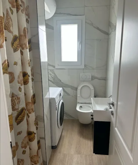 Tirane, jepet me qera apartament 1+1 Kati 4, 64 m² 400 € (Afer pallateve te kontaktit)