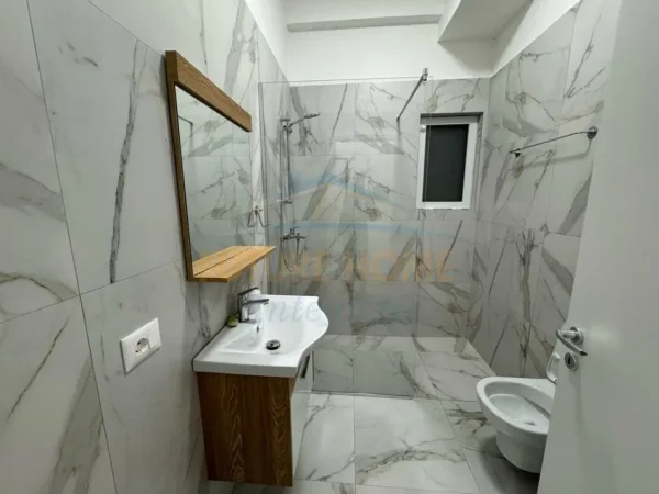 Tirane, jepet me qera apartament 1+1 Kati 8, 69 m² 600 € (PAZARI I RI)