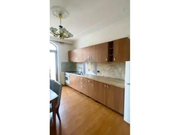 Tirane, jepet me qera apartament 2+1 Kati 2, 140 m² 50.000 € (Ali Demi)