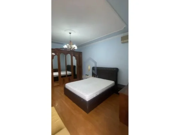 Tirane, jepet me qera apartament 2+1 Kati 2, 140 m² 50.000 € (Ali Demi)