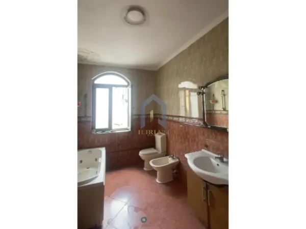 Tirane, jepet me qera apartament 2+1 Kati 2, 140 m² 50.000 € (Ali Demi)