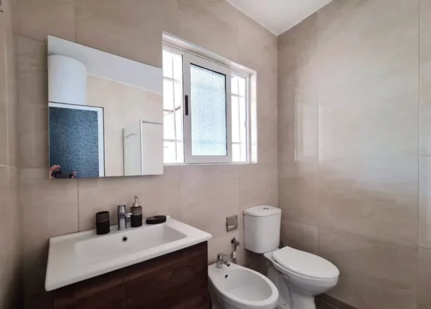 Tirane, jepet me qera apartament 1+1 Kati 1, 70 m² 750 € (Pazari i Ri, prane Klinikes Sulcebe)