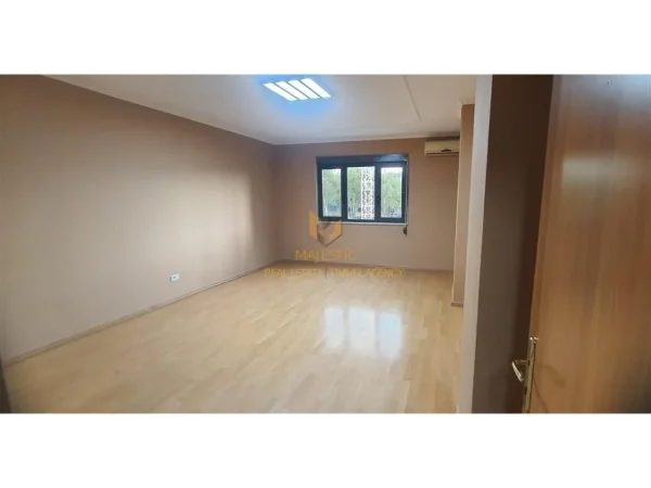 Tirane, jepet me qera zyre Kati 3, 160 m² 1.100 € (rruga kavajes)