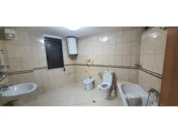 Tirane, jepet me qera zyre Kati 3, 160 m² 1.100 € (rruga kavajes)