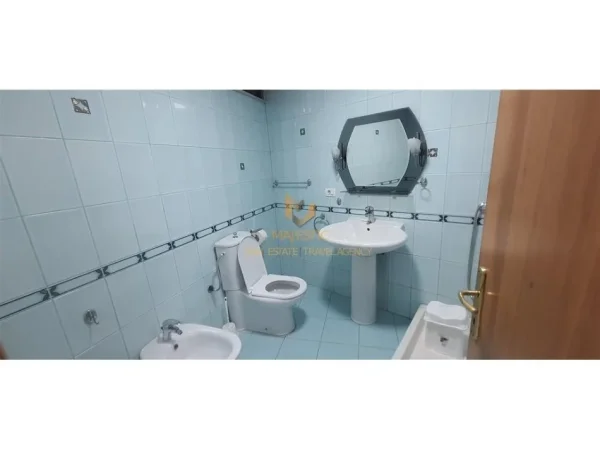 Tirane, jepet me qera zyre Kati 3, 160 m² 1.100 € (rruga kavajes)