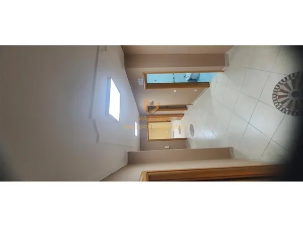 Tirane, jepet me qera zyre Kati 3, 160 m² 1.100 € (rruga kavajes)