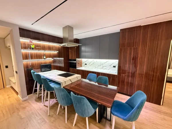 Tirane, jepet me qera 2+1 Kati 3, 100 m² 800 € (astir)