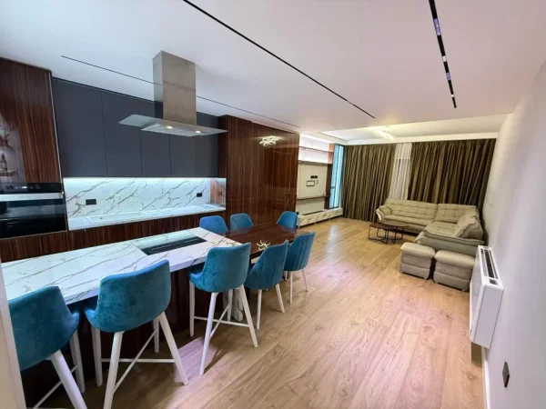 Tirane, jepet me qera 2+1 Kati 3, 100 m² 800 € (astir)