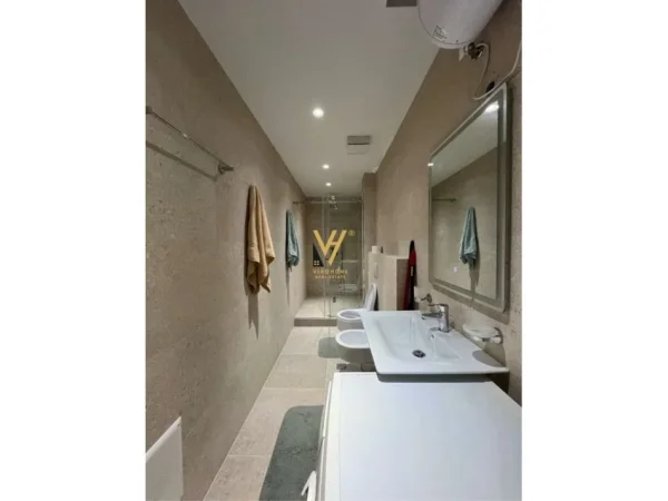 Tirane, jepet me qera apartament 1+1+Ballkon Kati 7, 45 m² 500 € (UNAZA E RE)