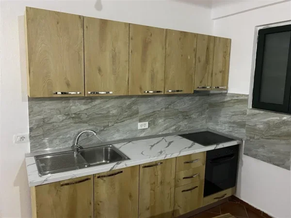 Tirane, jepet me qera apartament 2+1 Kati 1, 90 m² 400 € (Sauk)