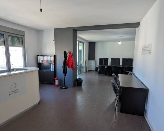 Tirane, jepet me qera zyre Kati 6, 114 m² 700 € (Zogu i Zi prane Le Bn)
