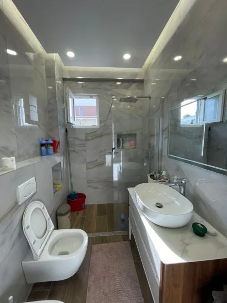 Tirane, shitet apartament 2+1+Ballkon Kati 5, 98 m² 355.000 € (KOMUNA E PARISIT)