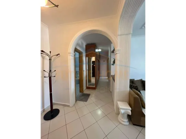 Tirane, jepet me qera apartament 2+1+Ballkon Kati 8, 113 m² 450 € (Unaza e Re, Astir)