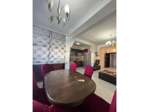 Tirane, jepet me qera apartament 2+1+Ballkon Kati 8, 113 m² 450 € (Unaza e Re, Astir)