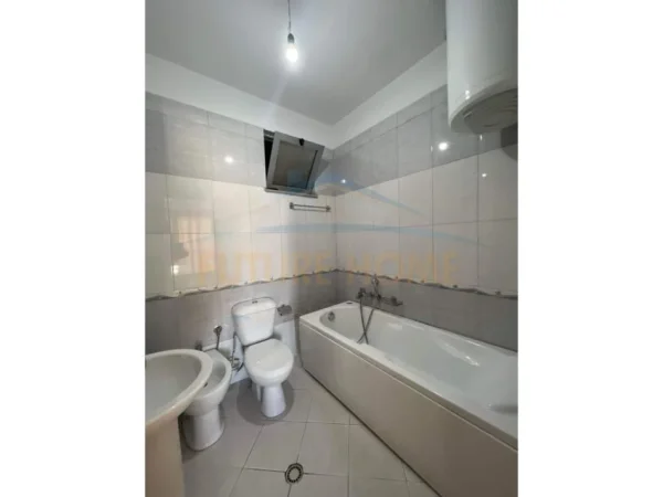 Tirane, jepet me qera apartament 2+1+Ballkon Kati 8, 113 m² 450 € (Unaza e Re, Astir)