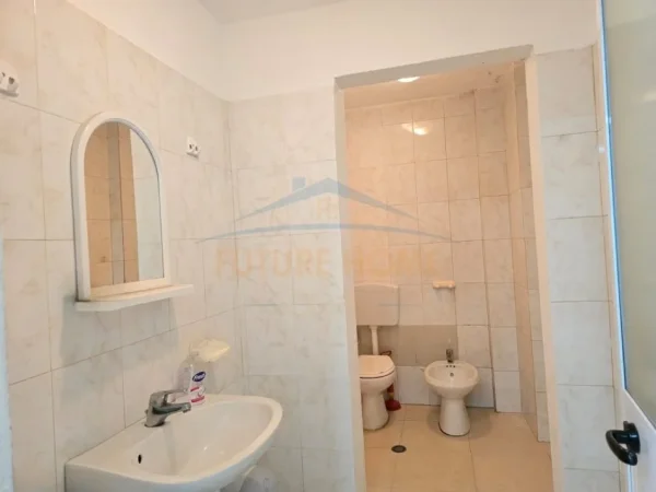 Durres, jepet me qera ambjent biznesi Kati 0, 110 m² 1.000 € (Plazhi Iliria)
