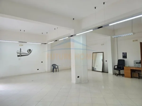 Durres, jepet me qera ambjent biznesi Kati 0, 110 m² 1.000 € (Plazhi Iliria)