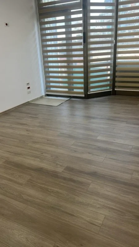 Tirane, jepet me qera zyre Kati 4, 100 m² 1.500 € (sheshi willson)
