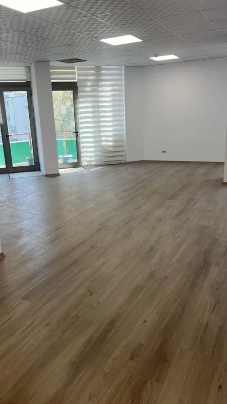 Tirane, jepet me qera zyre Kati 4, 100 m² 1.500 € (sheshi willson)