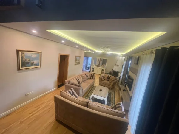 Tirane, jepet me qera Vile 3+1+Aneks+Ballkon Kati 1, 580 m² 1.000 € (rrtuga jordan misja)