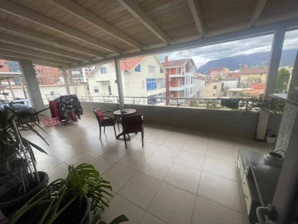 Tirane, jepet me qera Vile 3+1+Aneks+Ballkon Kati 1, 580 m² 1.000 € (rrtuga jordan misja)