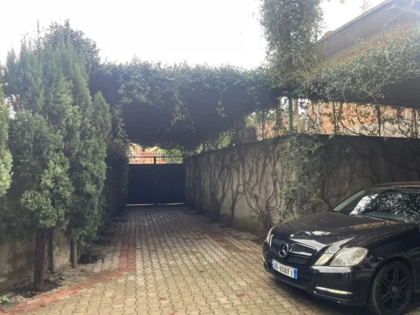 Tirane, jepet me qera Vile 3+1+Aneks+Ballkon Kati 1, 580 m² 1.000 € (rrtuga jordan misja)