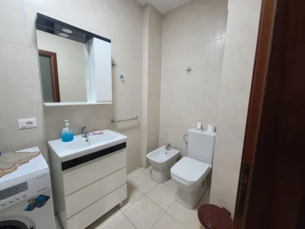 Tirane, jepet me qera 2+1 Kati 8, 800 € (Ish ekspozita)