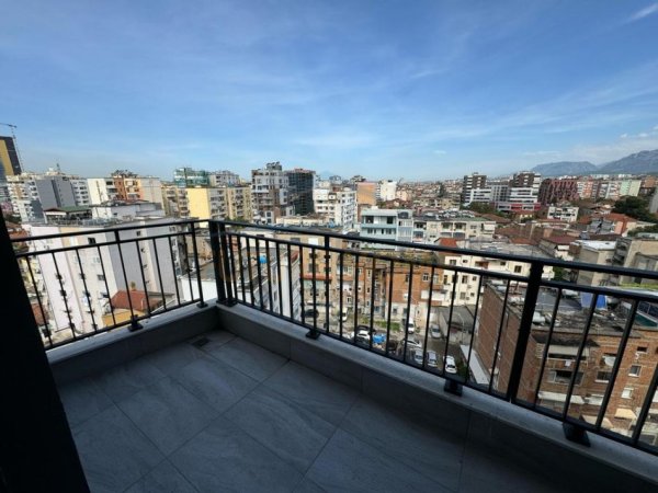 Tirane, jepet me qera apartament 1+1+Ballkon Kati 8, 70 m² 600 € (Pazari i Ri)