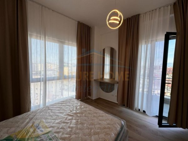Tirane, jepet me qera apartament 1+1+Ballkon Kati 8, 70 m² 600 € (Pazari i Ri)