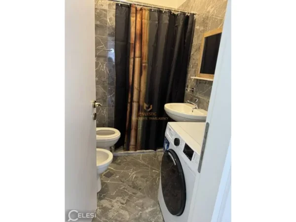 Tirane, jepet me qera apartament 2+1+Ballkon Kati 8, 90 m² 600 € (rruga ndre mjeda)